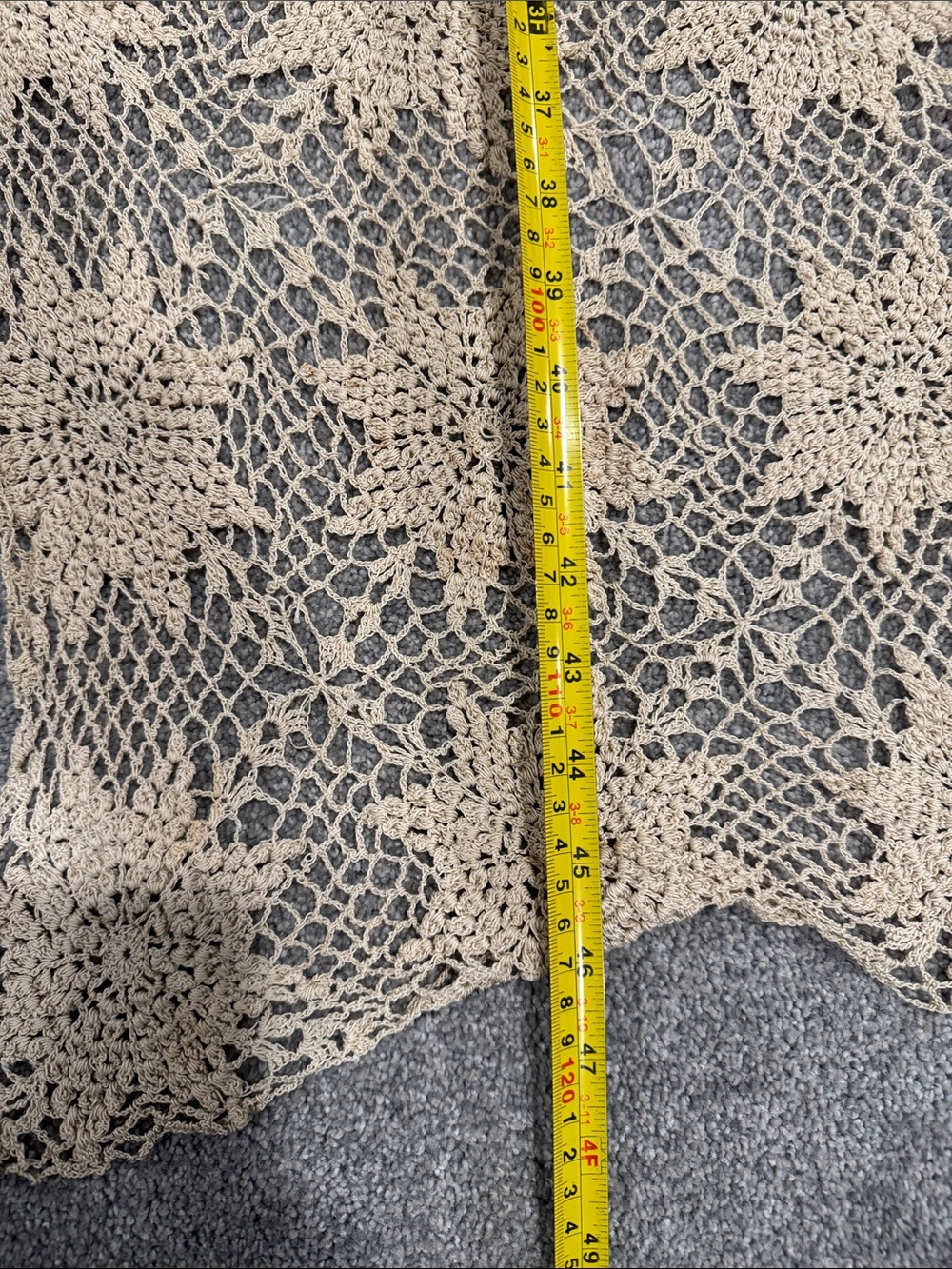 Vintage Crochet tablecloth please look at photos - Picture 4 of 9